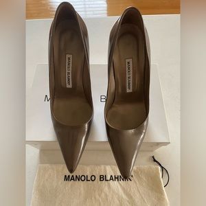 Manolo Blahnik perlized patent pump.
